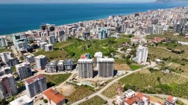 İnsansız hava aracı yukarıdan büyüleyici bir hava görüntüsünü açığa çıkarırken, Akdeniz 'in büyüsüyle doldurulmuş bir şehir sizi büyülesin..