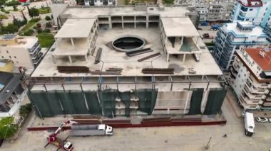 AVM 'nin üst katlarına metal kirişler yükleyen işçilerin benzersiz bir hava perspektifi oluşturup çatıyı emniyete almak ve istikrarını sağlamak..