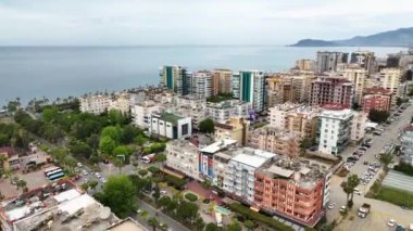 İnsansız hava aracı, büyüleyici Akdeniz kıyı şeridindeki gelişmekte olan bir kasabanın geniş bir hava manzarasını yakaladığında kıyı kentleşmesini gözler önüne seriyor..