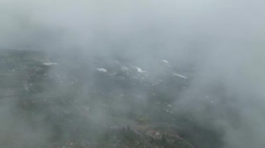 Büyüleyici yollar boyunca bir yolculuğa çıkın. İnsansız hava aracı, serinletici bir yağmurdan sonra bulutlarla kaplanmış gizemli ormanın havadan görüntüsünü yakalar..