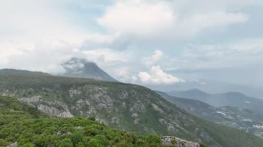 Doğanın senfonisini dinleyin. İnsansız hava aracı, yağmur yağdıktan sonra ortaya çıkan uysal güzellik ve sükuneti yakalamak için keşfedilmemiş ormanın havadan keşfine çıkıyor..