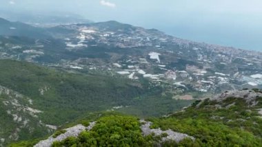 İnsansız hava aracı esrarengiz ormanların ürkütücü hava görüntüsünü yakalar ve sizi onların keşfedilmemiş derinliklerini araştırmaya ve gizemlerini çözmeye teşvik eder..