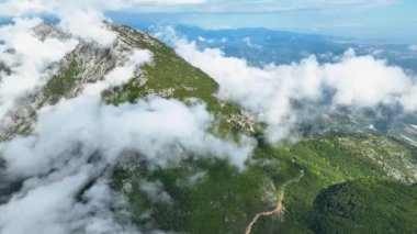 İnsansız hava aracı büyüleyici bir hava perspektifi sunarken kendinizi mistik zirvelerin cazibesine bırakın.