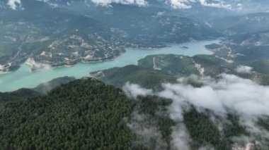 İnsansız hava aracı sizi destansı dağ boyunca büyüleyici bir hava yolculuğuna çıkarırken bulutlarla kaplı görkemi keşfe çıkın.