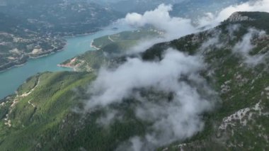 İnsansız hava aracı büyüleyici bir hava perspektifi sunarken kendinizi mistik suların cazibesine bırakın. Gizemli su deposunu ve hayranlık uyandıran dağı gözler önüne serer.