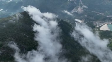 İnsansız hava aracı hava keşfine çıkarken büyüleyici bulut yansımalarını derinlemesine incele. Dağ manzarasının yüce güzelliğini açığa çıkar.