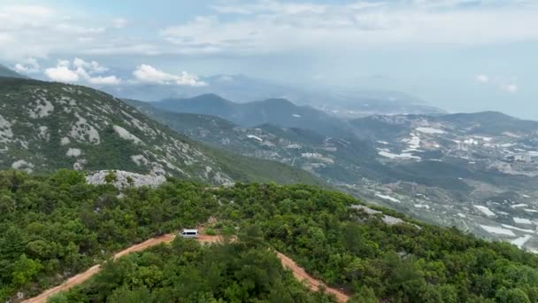 Відчуйте Зачаровуючу Красу Гірського Лісу Після Дощу Через Захоплюючу Повітряну — стокове відео