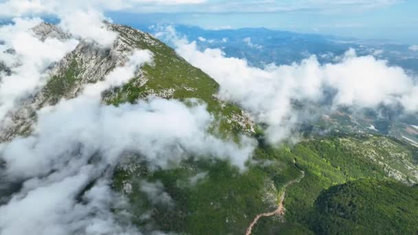 神秘的なピークの魅力に浸るドローンは 謎の山の風景が魅力的な空中の視点を提供しています — ストック動画