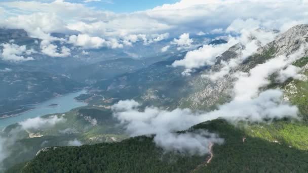 Ponořte Fascinující Krásy Oblačné Horské Krajiny Jak Dron Zachycuje Ohromující — Stock video