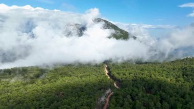İnsansız hava aracının hayret verici bir hava görüntüsü yakaladığı büyüleyici vahşi doğayı deneyimleyin, hayranlık uyandıran dağ manzarasını gözler önüne sererek,
