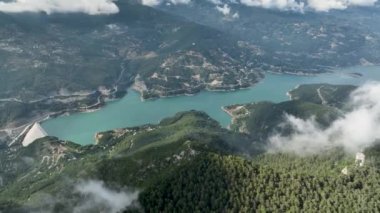 Kendini havanın huzurlu güzelliğine daldır, büyüleyici masmavi sularla bezenmiş geniş su deposunu göster..