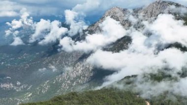 İnsansız hava aracı engin suları gösteren hayranlık uyandırıcı bir hava perspektifi sunarken, su manzarasının ihtişamını keşfedin.