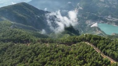 Uçsuz bucaksız gölün büyüleyici havadan görüntüsünü yakalayıp sükuneti çağıran dingin mavi sularını aydınlatan gök mavisi zerafetin tadını çıkarın..