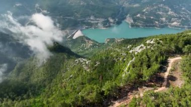 Kristal berrak vahaya girerken insansız hava aracı, nefes kesen suyu açığa çıkarmak için hava keşfine çıkıyor.