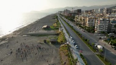 Kıyı trafiğinin hareketliliğine tanık olun. İnsansız hava aracı, Akdeniz kıyı şeridi boyunca yol alan araçların hava görüntüsünü yakalıyor..