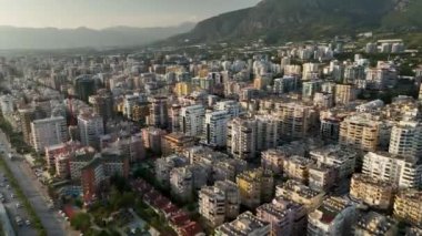 İnsansız hava aracı hava keşfine çıkarken büyüleyici bir yolculuğa çıkın ve araçların ritmik hareketlerini ortaya çıkarın.