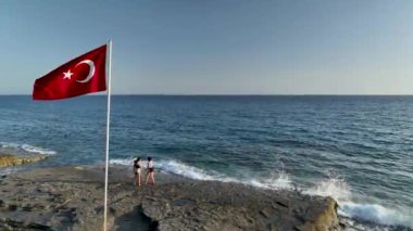 İHA 'nın Türk bayrağının açılıp dalgalanması ve dalgalanışına hava perspektifi sağlaması ulusun sembolüne hayret verici.