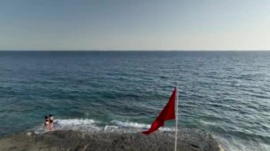 İnsansız hava aracı yükselen bir haraç öderken ulusa hürmet edin, Türk bayrağını gururla dalgalandırın nefes kesen kayalık kıyı şeridinin üzerinde.