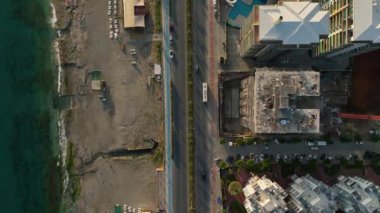 İnsansız hava aracı karmaşık detayları ve etkileyici ölçeği yukarıdan çekerken büyüleyici bir deniz kenarı projesine daha iyi bir açıdan bakın..