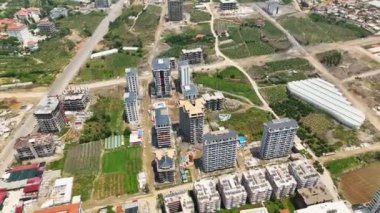 Fevkalade bir liman kenarı geliştirme projesinin hava araştırmasına başlayın. İnsansız hava aracı, gelişmekte olan bir kıyı şeridi hedefinin inşaat sürecini ve vizyonunu gözler önüne seriyor..