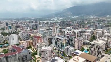 İnsansız hava aracı, canlı şehir panoramasının büyüleyici bir hava perspektifini sunarken kendinizi şehrin senfonisine daldırın..