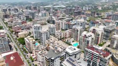 İnsansız hava aracının büyüleyici şehir manzarasını kuş bakışı bir bakış açısıyla ortaya çıkardığı şehir panoramasının büyüleyici hava keşfine çıkın..