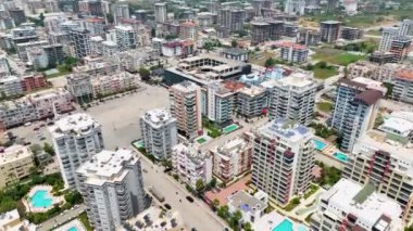 Uçağı görkemli şehir manzarasının nefes kesen havadan görüntüsünü çekerken şehri yepyeni bir bakış açısıyla deneyimleyin..