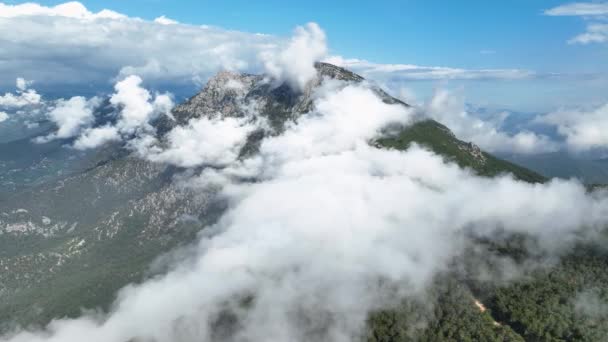 ドローンが空中探検に出発し 壮大な山々の素晴らしさを明らかにするように エーテルの風景に飛び込みましょう — ストック動画