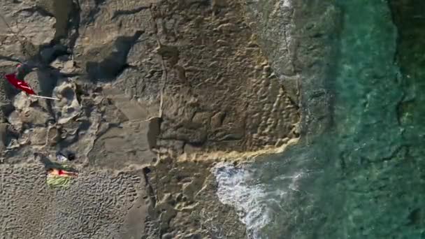 Ponořte Pobřežního Klidu Jak Dron Zachycuje Okouzlující Letecký Pohled Kamennou — Stock video