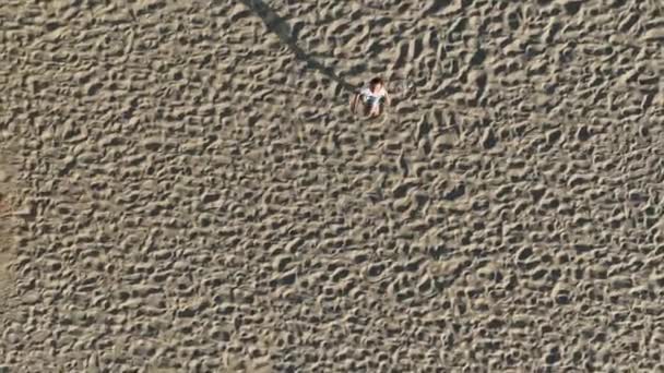 Ζήστε Τέλειο Μείγμα Άμμου Ήλιου Και Ακίδας Καθώς Drone Προσφέρει — Αρχείο Βίντεο