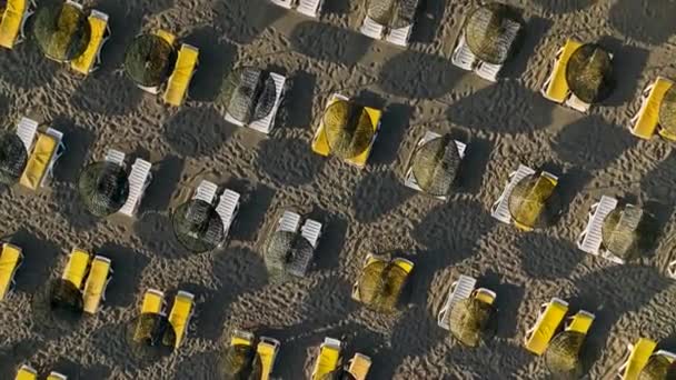 Nsansız Hava Aracı Boş Plaj Salonları Için Havadan Bir Perspektif — Stok video