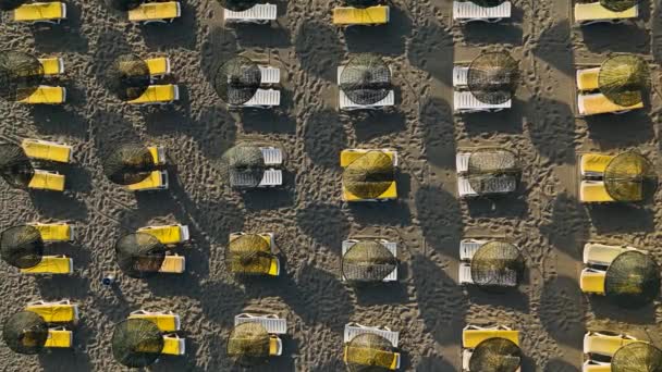当无人驾驶飞机开始对散落在海滩上的空旷的游憩者进行空中探索时 开始了海上的孤独之旅 — 图库视频影像