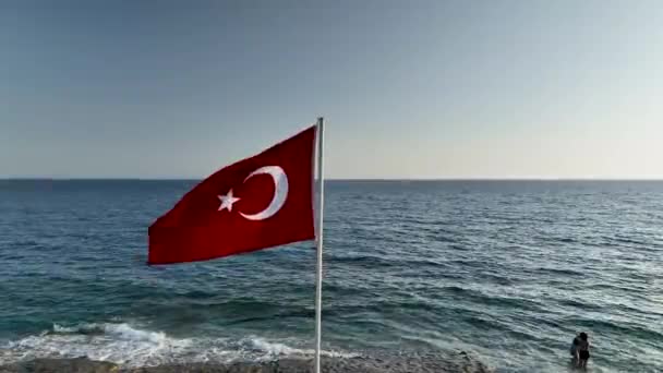 Oto Dumny Widok Tureckiej Flagi Trzepoczącej Wdziękiem Wietrze Nad Spokojną — Wideo stockowe