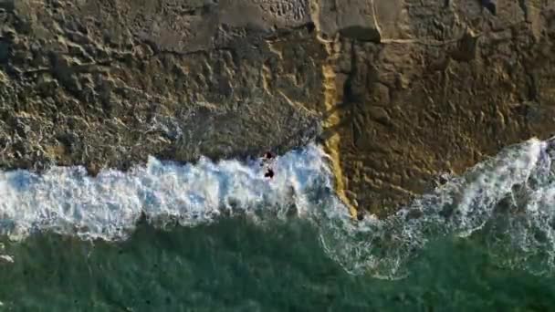 Útěk Moři Jak Dron Zachycuje Ohromující Letecké Perspektivy Malebné Skalnaté — Stock video