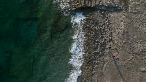 Erleben Sie Eine Ruhige Luftaufnahme Eines Felsigen Strandes Während Sich — Stockvideo