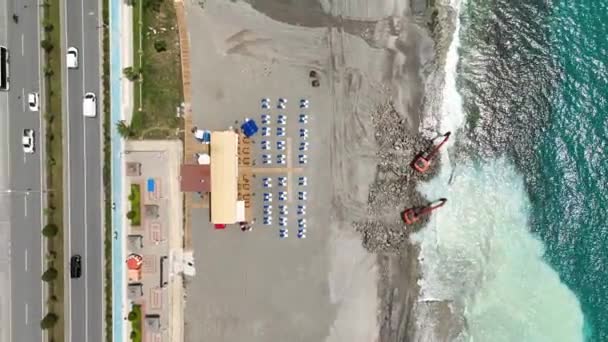 작동하는 차단기를 포착하는 것처럼 공중에서 촬영에서 작동하는 해변의 변화를 — 비디오