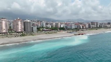 Dinamik plajın, büyük dalgaların kayalık sahilde etkili bir şekilde çalışarak manzarayı yeniden şekillendirdiği havadan bir perspektiften yeniden şekillendirilmesini deneyin..