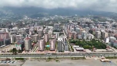 İnsansız hava aracı hava keşfine çıkarken deniz kıyısındaki nihai mutluluğu keşfedin. Güneşli, kumlu ve deniz manzaralı bir yaz tatili noktası keşfedin..