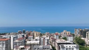 İnsansız hava aracının şehir panoramasının güzelliğini ve karmaşıklığını ortaya çıkardığı eşsiz bir bakış açısından şehrin karmaşık duvar halısını keşfedin..