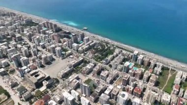 İnsansız hava aracı yazın büyüleyici cazibesini gözler önüne sererek havadan derin bir keşif yaparken çarpıcı bir sahil kaçamağının güzelliğini gözler önüne seriyor..