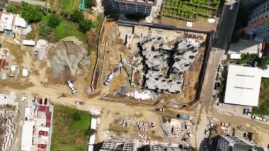 Mimarlar ve mühendislerin inşaat alanındaki tasarımları hava perspektifinden titizlikle haritalarken gösterdikleri işbirliğine tanık olun..