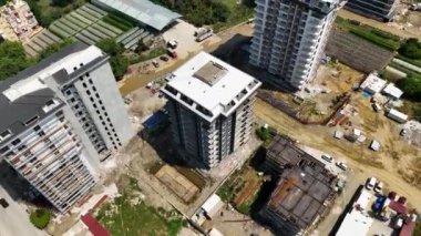 İnsansız hava aracı sizi lüks ile sanatın buluştuğu gelecekteki prim komplekslerinin hava keşfine çıkarırken benzersiz bir zanaatkarlık yolculuğuna çıkın.