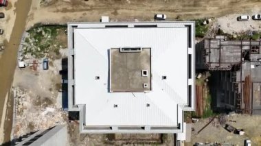 İnsansız hava aracı büyüleyici Akdeniz kıyısındaki seçkin inşaat projelerine hayranlık uyandırıcı bir hava araştırması yaparken deniz kenarı lüksünün özünü ortaya çıkarmak..