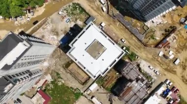 İnsansız hava aracı sizi gelecek prim komplekslerinin havadan keşfine çıkarırken Akdeniz mucizeleri yolculuğuna çıkın. Sahil güzelliğinin rafine yaşamla buluştuğu yerde..