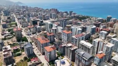 İnsansız hava aracının nefes kesici okyanus manzaralı özel gelişim alanlarını görüntülediği sahilin görkemli güzelliğine tanık olun..