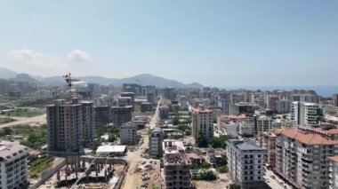 Manzaralı Akdeniz kıyısındaki ayrıcalıklı inşaat projelerinin ihtişamına hayranlık uyandırıcı bir hava perspektifinden tanık olarak refah içinde olun.