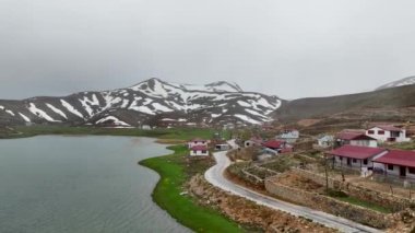 İnsansız hava aracı fırtınalı bir dağ platosuna girmeye cesaret ederken, fırtınalı havanın arka planına karşı sakin gölünün büyüleyici güzelliğini gözler önüne seren cesur keşif gezisine katılın..