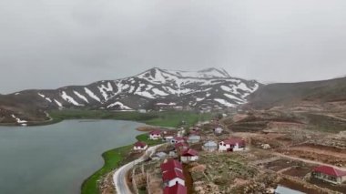 Bir dağ yaylası ve huzurlu gölü keşfe çıkan insansız hava araçlarını takip edin. Kötü hava koşullarına meydan okuyun..