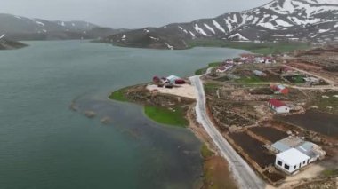 İnsansız hava aracı sizi bir dağ platosunda büyüleyici bir yolculuğa çıkarırken doğa tarafından dövülmüş güzelliğin tadını çıkarın.