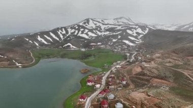 İnsansız hava aracı, bir dağ platosunun hayranlık uyandıran hava görüntüsünü yakalarken, huzurun ve kargaşanın yan yana gelişine tanık olun.